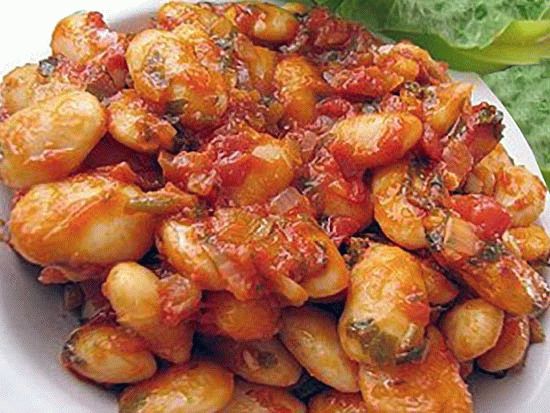 Фасоль с луком и томатом
